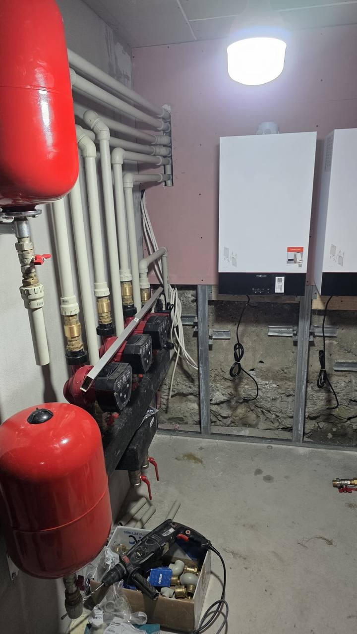 Tuberías bien alineadas sobre la pared de una sala técnica
