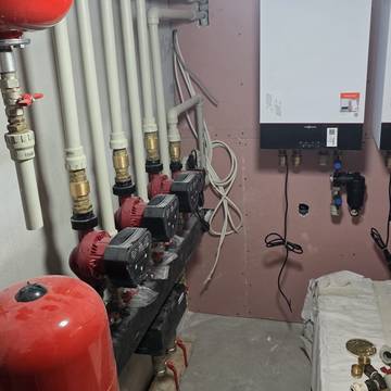 Tuberías y válvulas junto a bombas de circulación en una sala técnica