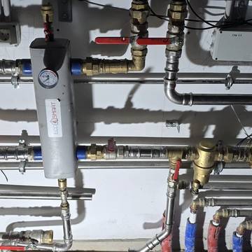 Tuberías de acero inoxidable con separador hidráulico y válvulas